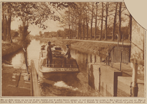 873751 Afbeelding van een beurtschip tussen Utrecht en Woerden varend door de sluis in de Leidsche Rijn bij de Stadsdam ...